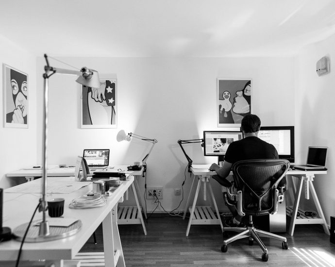Praca zdalna czy w biurze - firmy ograniczają ilość biurek